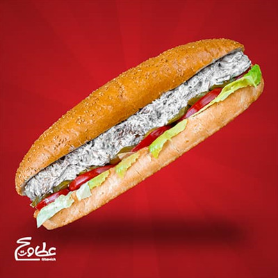 رست بیف ، سس قارچ ، کاهو ، گوجه ، خیارشور و نان فرانسوی کنجدی ساندویچ رست بیف با سس قارچ